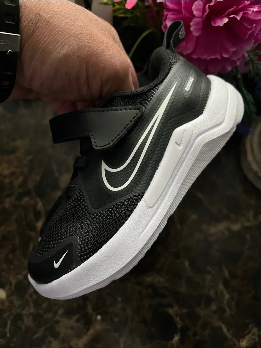 Nike Cosmic Runner Athlete/School Shoes Size 8C Unisex Black-White